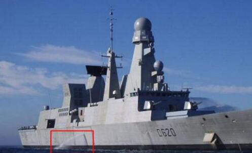 軍艦等大型船舶的側(cè)面不停地向外排水：水從哪里來(lái)？